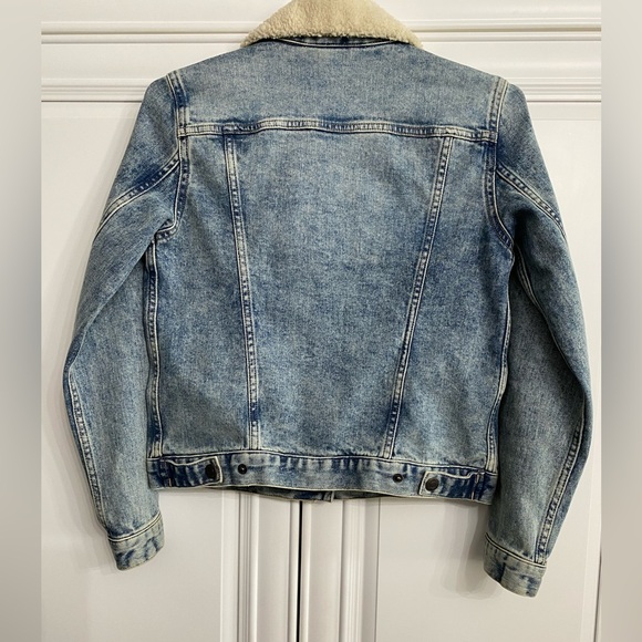 Gap Ladie’s Size XS Jean Jacket with Faux Sheep Skin Collar and Snaps Down Front - Picture 8 of 10